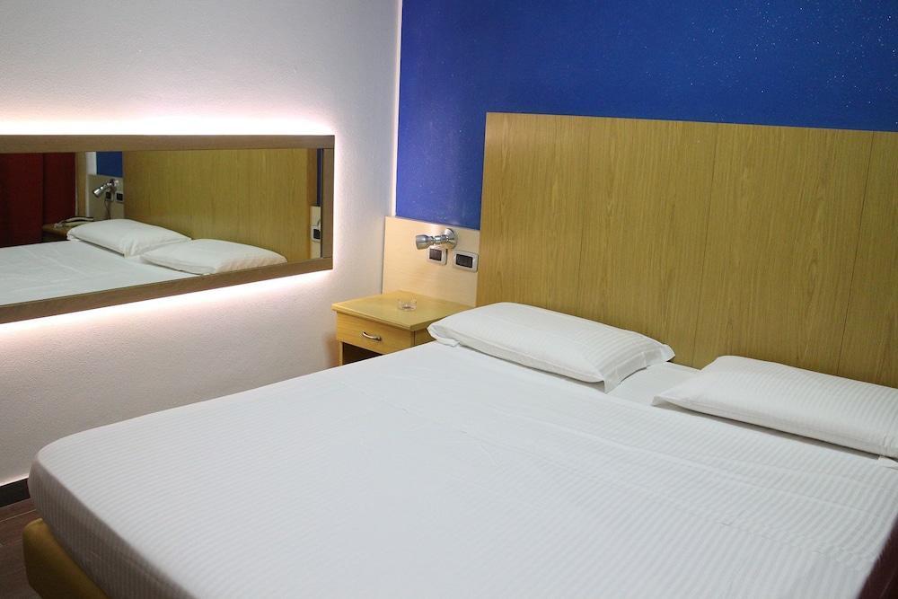 Orange Motel Vergiate Eksteriør billede