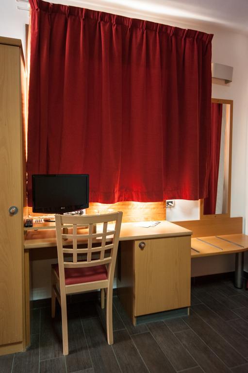 Orange Motel Vergiate Eksteriør billede