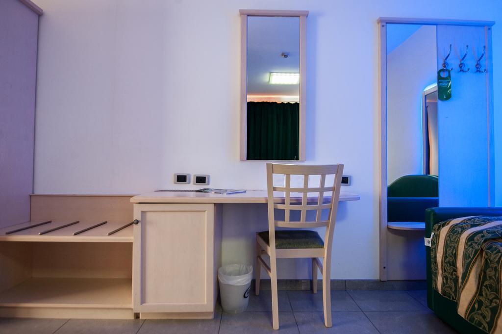 Orange Motel Vergiate Eksteriør billede