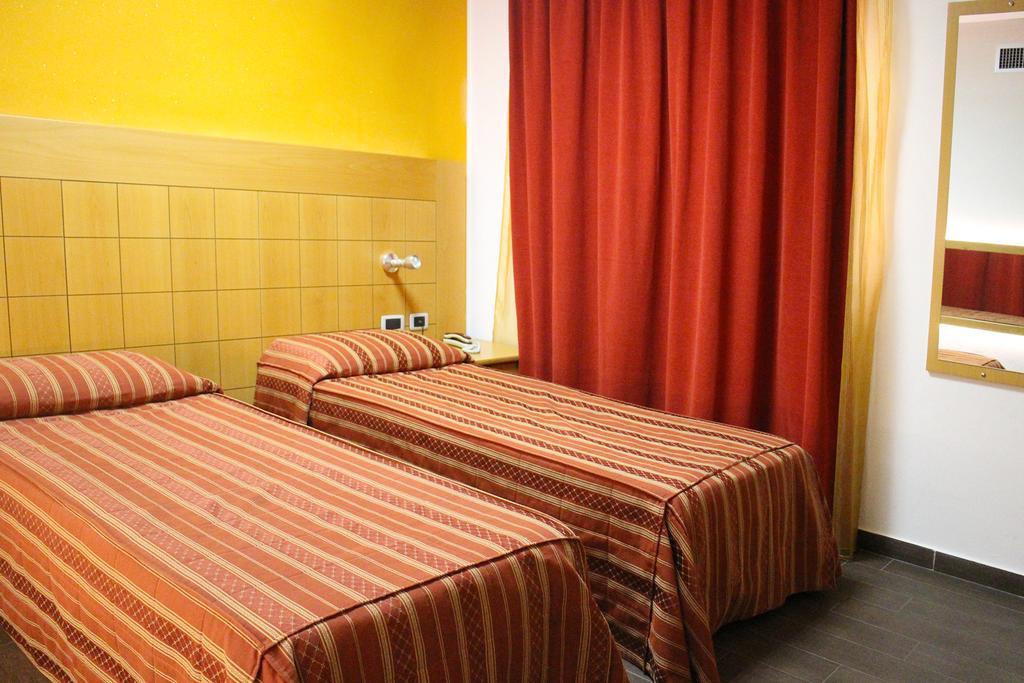 Orange Motel Vergiate Eksteriør billede