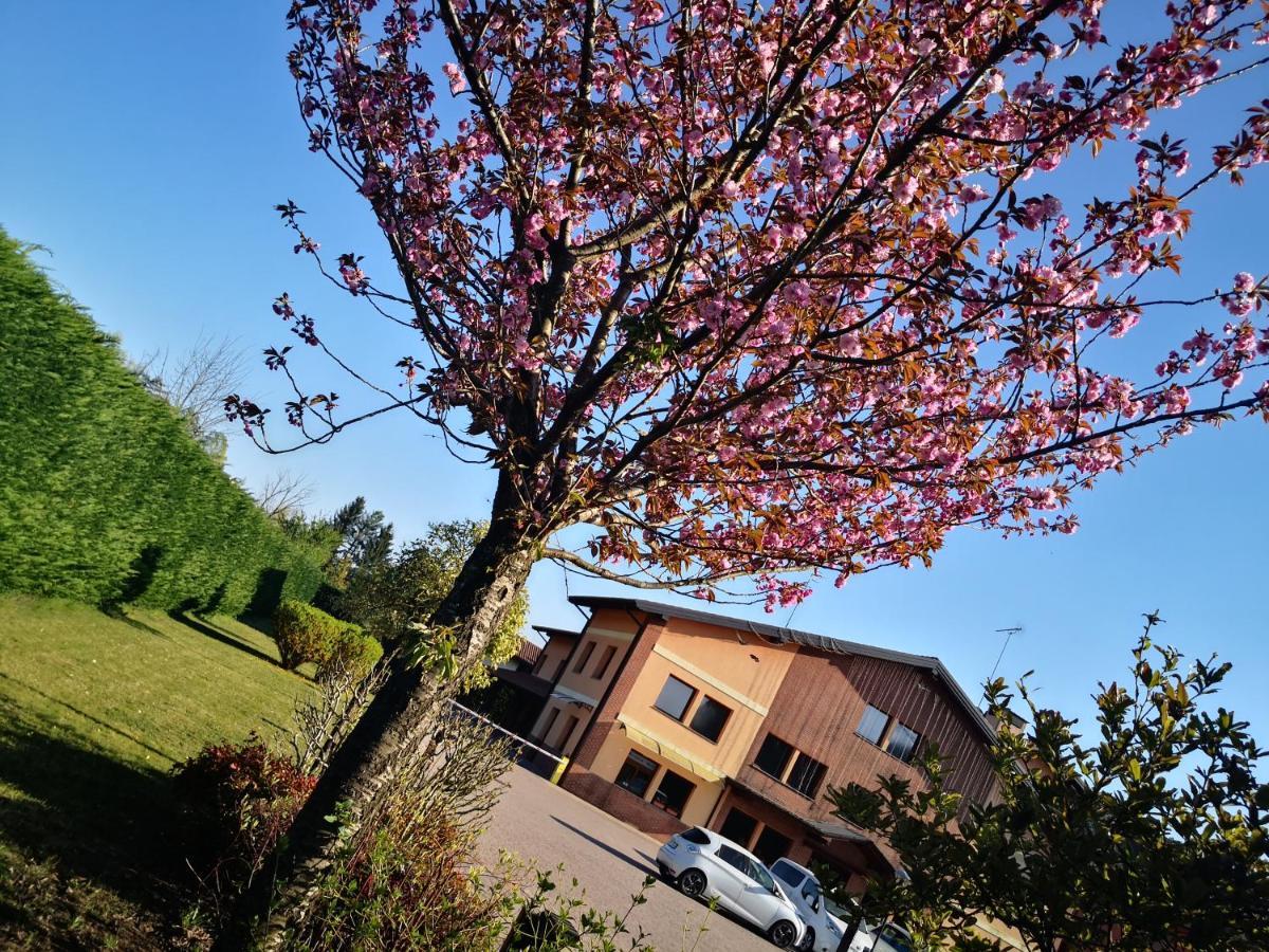 Orange Motel Vergiate Eksteriør billede